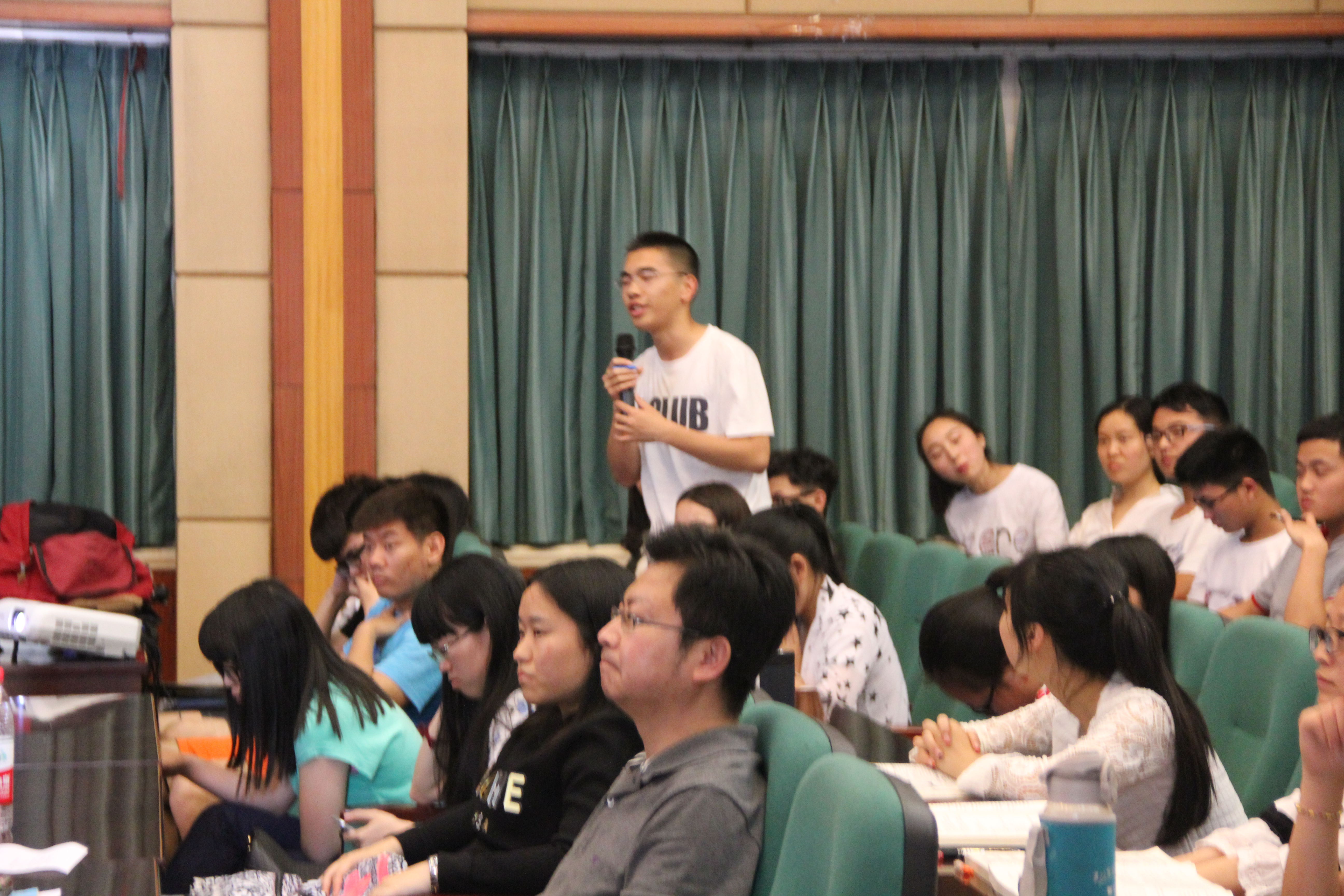 （第9张）向李兴海博士请教新药研发领域创新创业的同学.jpg