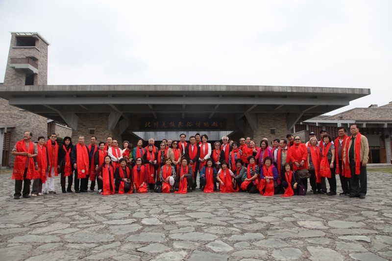 图九 代表团在羌博馆合影留念（做微信封面）.JPG